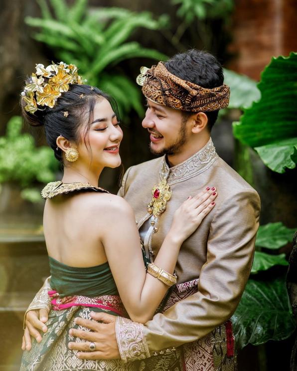 Serasinya Ghea Youbi dan Gian Zola kenakan busana adat. [Instagram @gheayoubi]