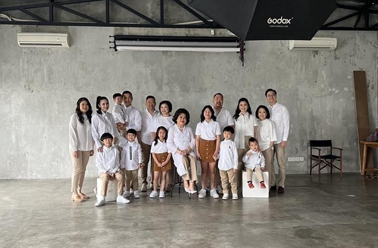 Pemotretan Keluarga Mertua Sandra Dewi (Instagram/@irmamoeis)