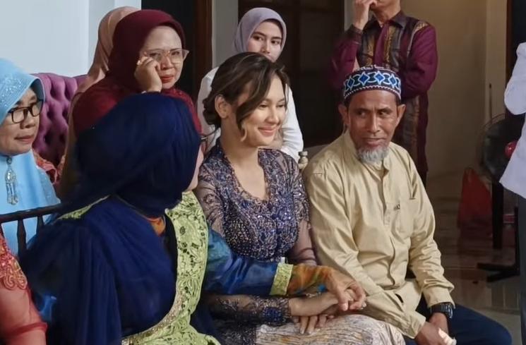 Momen Indah Permatasari Akrab dengan Ibu di Acara Lamaran Adik (YouTube/Nursyah Garden)