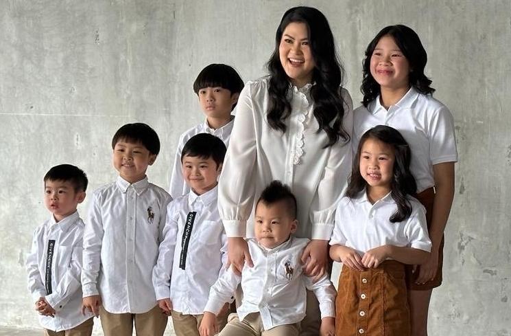 Pemotretan Keluarga Mertua Sandra Dewi (Instagram/@irmamoeis)