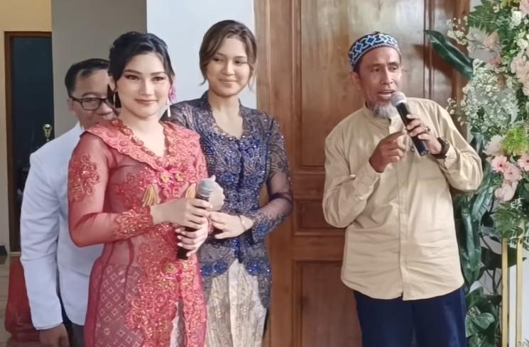 Momen Indah Permatasari Akrab dengan Ibu di Acara Lamaran Adik (YouTube/Nursyah Garden)
