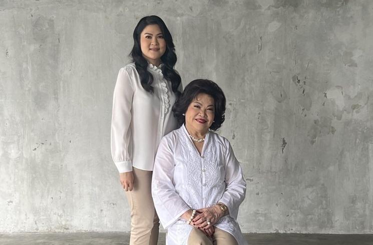 Pemotretan Keluarga Mertua Sandra Dewi (Instagram/@irmamoeis)