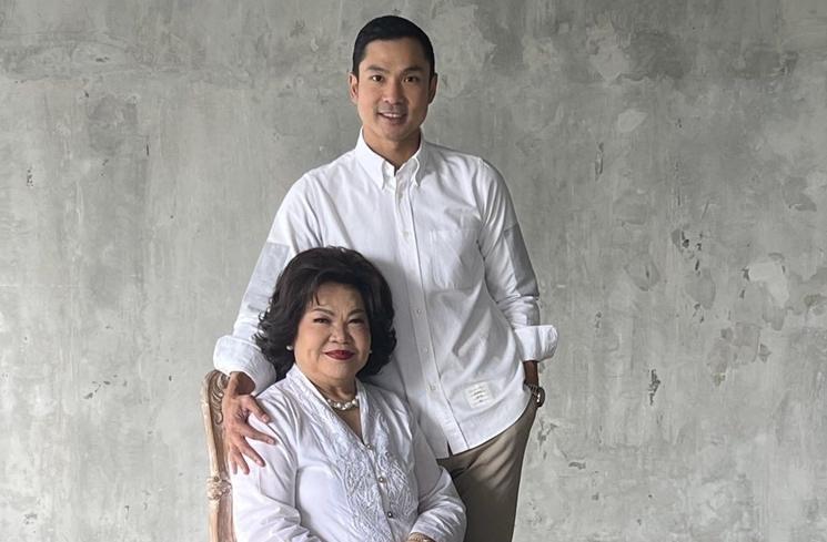 Pemotretan Keluarga Mertua Sandra Dewi (Instagram/@irmamoeis)