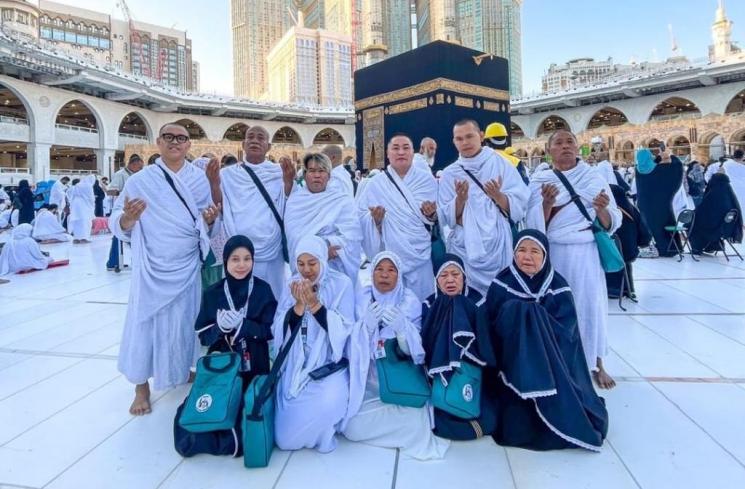 Momen Bopak Castello dan Istri Umrah. (Instagram/@bopakcastello_new)