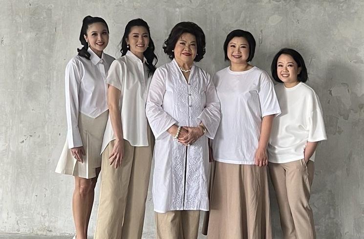 Pemotretan Keluarga Mertua Sandra Dewi (Instagram/@irmamoeis)