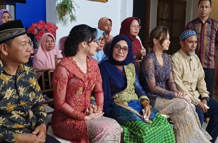 Momen Indah Permatasari Akrab dengan Ibu di Acara Lamaran Adik (YouTube/Nursyah Garden)