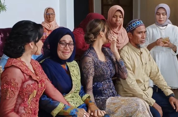 Momen Indah Permatasari Akrab dengan Ibu di Acara Lamaran Adik (YouTube/Nursyah Garden)