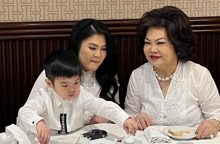 Pemotretan Keluarga Mertua Sandra Dewi (Instagram/@irmamoeis)