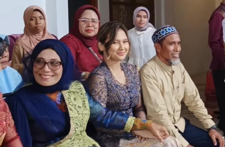 Momen Indah Permatasari Akrab dengan Ibu di Acara Lamaran Adik (YouTube/Nursyah Garden)