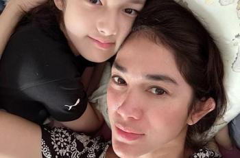 Ussy Sulistiawaty Pamer Foto di Kasur, Dagunya Disorot: Lancip Banget