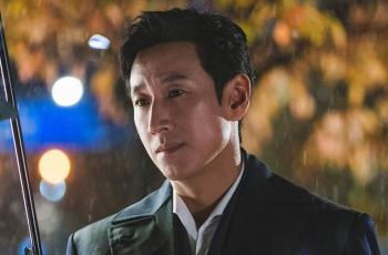 8 Potret Lee Sun Kyun di Payback, Aktor Karismatik yang Jadi Lawan Main Moon Chae Won