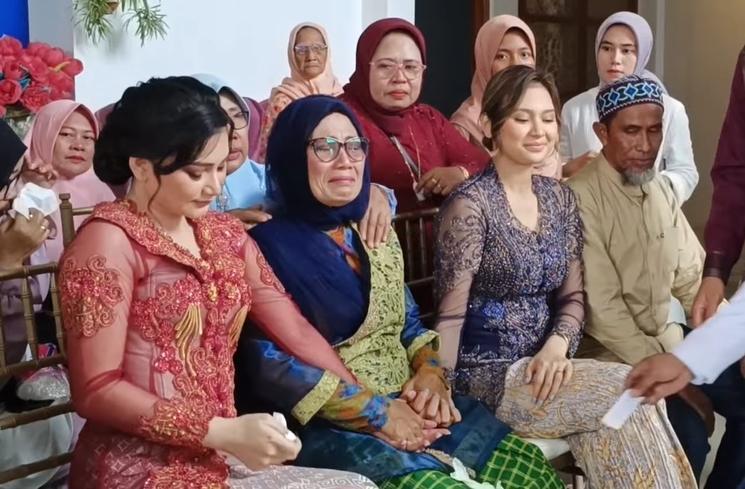 Momen Indah Permatasari Akrab dengan Ibu di Acara Lamaran Adik (YouTube/Nursyah Garden)