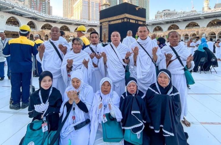 Momen Bopak Castello dan Istri Umrah. (Instagram/@bopakcastello_new)