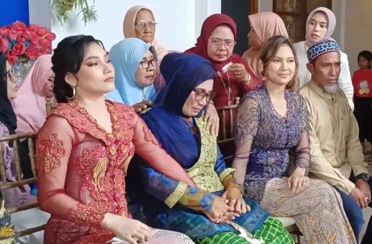 Momen Indah Permatasari Akrab dengan Ibu di Acara Lamaran Adik (YouTube/Nursyah Garden)