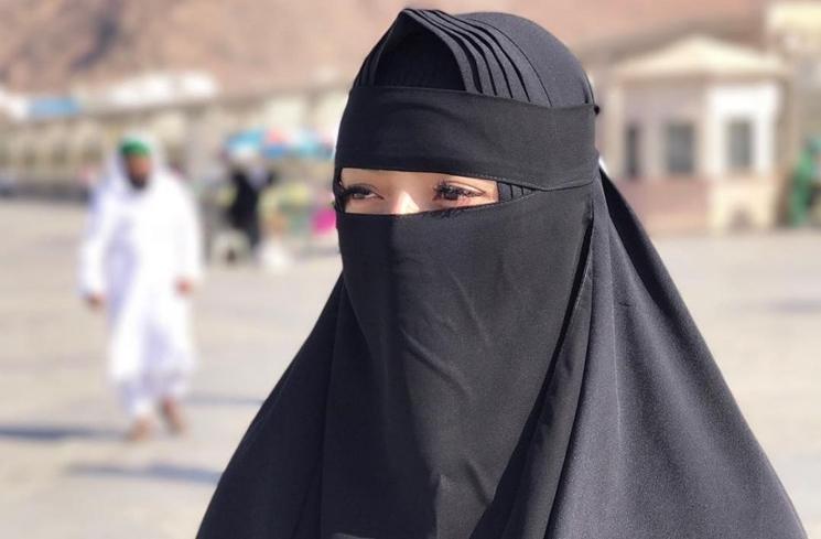 Potret artis pakai cadar saat umrah (Instagram/@sitibadriahh)