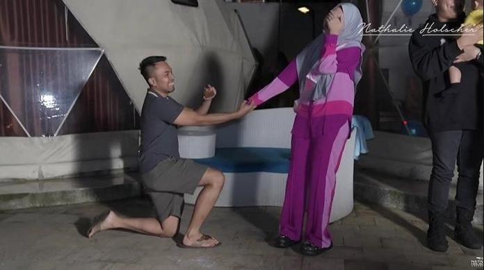Lamaran Artis Paling Bikin Baper 2022. (YouTube/nathalie holscher)