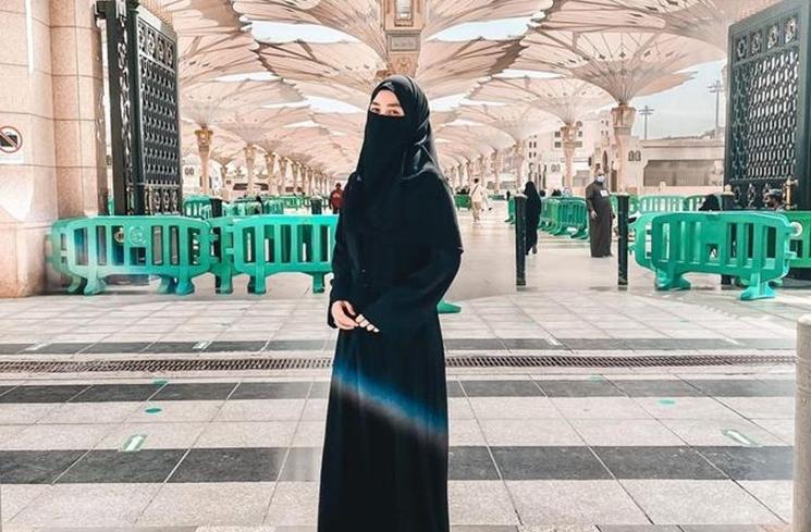 Potret artis pakai cadar saat umrah (Instagram/@hennyyrahman)