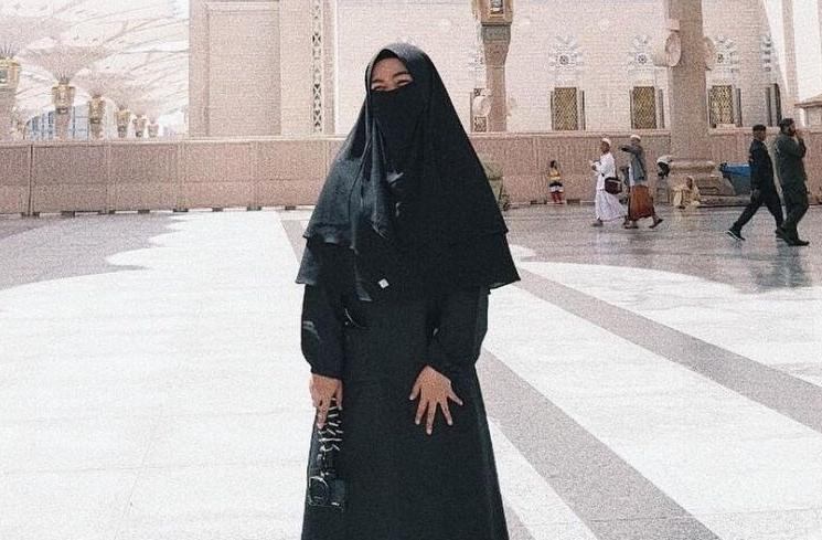 Potret artis pakai cadar saat umrah (Instagram/@riaricis1795)