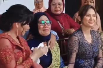 Detik-detik Indah Permatasari Genggam Tangan Ibunya Viral, Arie Kriting Dicari: Udah Damai?