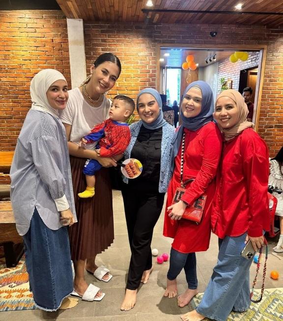 Gaya Artis di Pesta Ultah Kiano. (Instagram/_irishbella_)