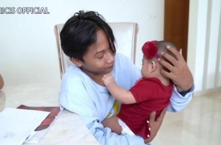 Momen Fajar Sadboy Main ke Rumah Ria Ricis. (YouTube/Ricis Official)