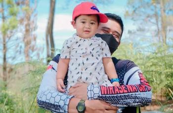 Jan Ethes Kalah Pamor! Jokowi Gandeng Nahyan 'Si Singlet Boy' di Foto Ilustrasi Selamat Tahun Baru 2023