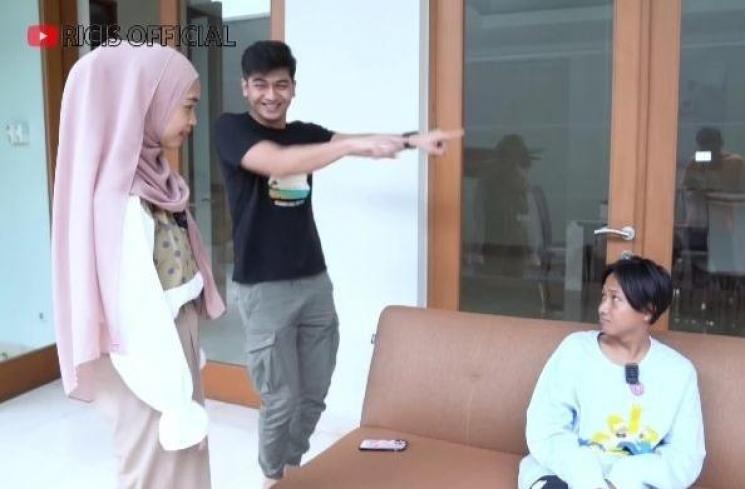 Momen Fajar Sadboy Main ke Rumah Ria Ricis. (YouTube/Ricis Official)