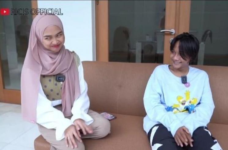 Momen Fajar Sadboy Main ke Rumah Ria Ricis. (YouTube/Ricis Official)