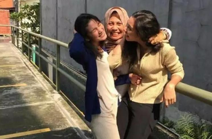 Potret Kebersamaan Indah Permatasari dan Ibunda. (Instagram/flower_iranayapenda08)