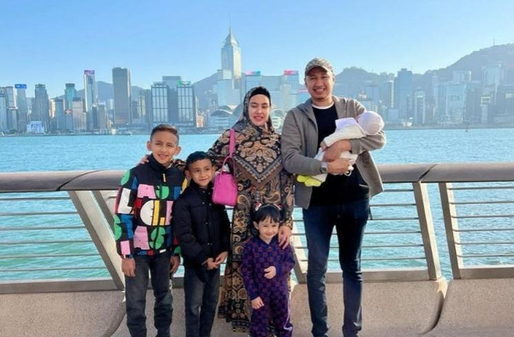 Potret keluarga Kartika Putri liburan di Hong Kong. (Instagram/@kartikaputriworld)