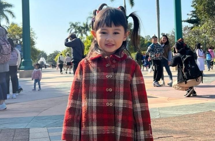 Potret keluarga Kartika Putri liburan di Hong Kong. (Instagram/@kartikaputriworld)