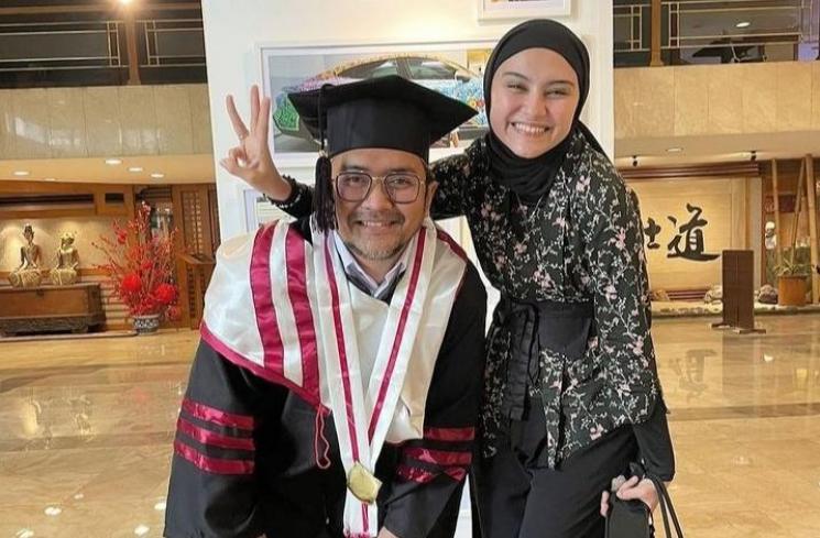 Artis Punya Mertua Polisi. (Instagram/@zeezeeshahab)
