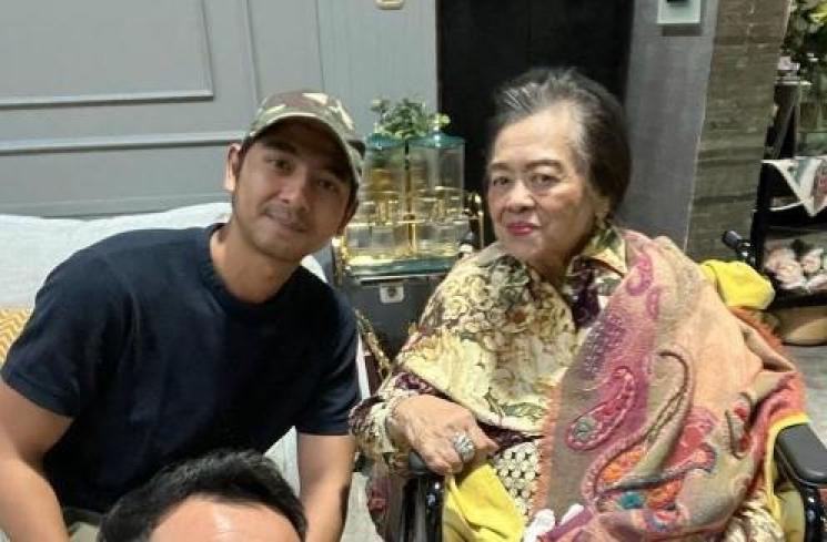 Potret Kenangan Raffi Ahmad dan Mamih Popon. (Instagram/raffinagita1717)