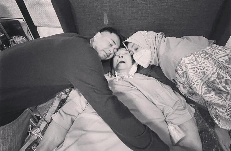 Potret Kenangan Raffi Ahmad dan Mamih Popon. (Instagram/raffinagita1717)