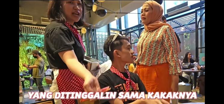 Momen Jessica Jane di Karen's Diner(YouTube/Jessica Jane)