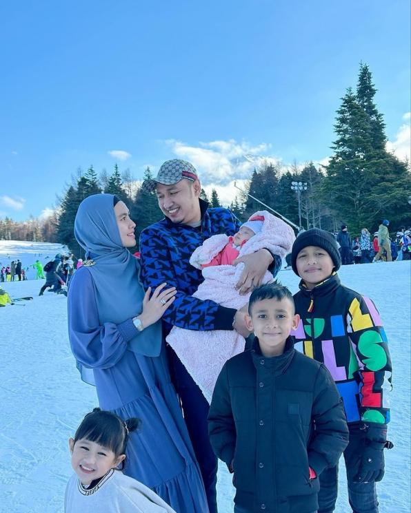 Artis Rayakan Tahun Baru 2023 di Luar Negeri. (Instagram/kartikaputriworld)