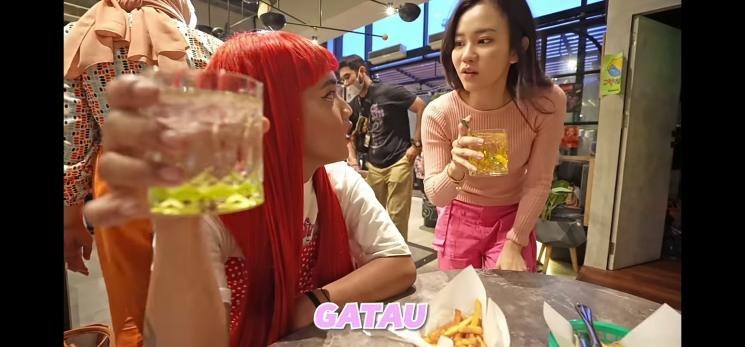 Momen Jessica Jane di Karen's Diner(YouTube/Jessica Jane)