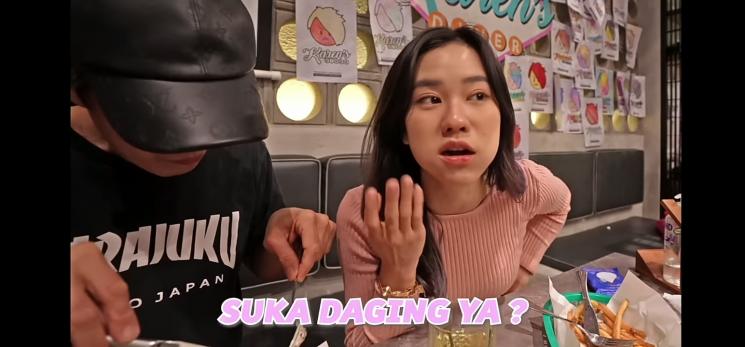 Momen Jessica Jane di Karen's Diner(YouTube/Jessica Jane)