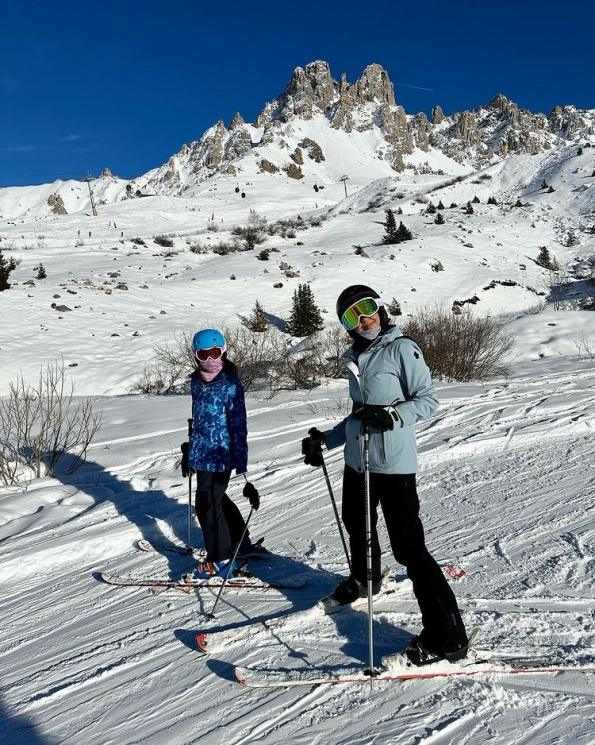 Artis Rayakan Tahun Baru 2023 di Luar Negeri. (Instagram/nanamirdad_)