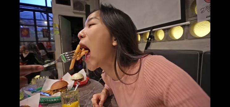 Momen Jessica Jane di Karen's Diner(YouTube/Jessica Jane)