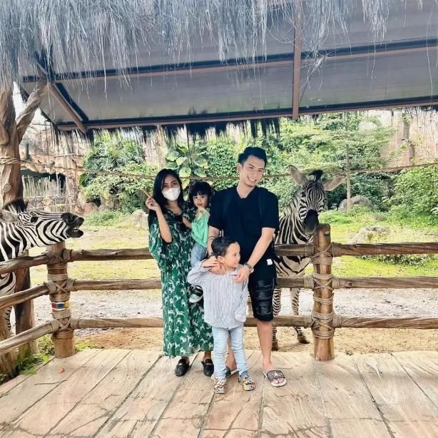 Artis Liburan Bareng Mantan. (Instagram/rachelvennya)