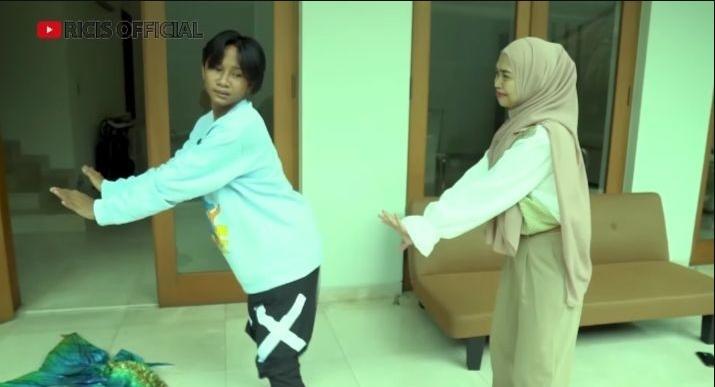 Fajar Sadboy Jadi Mermaid. (YouTube/Ricis Official)