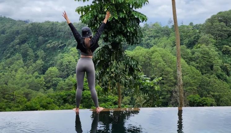 Wulan Guritno pose di tepi kolam renang sambil membelakangi kamera. [Instagram @wulanguritno] 