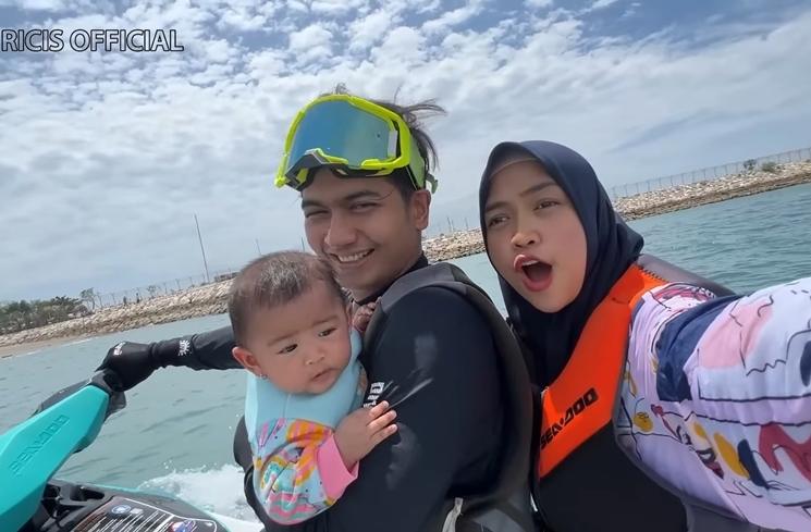 Potret Moana Naik Jetski (YouTube Ricis Official)
