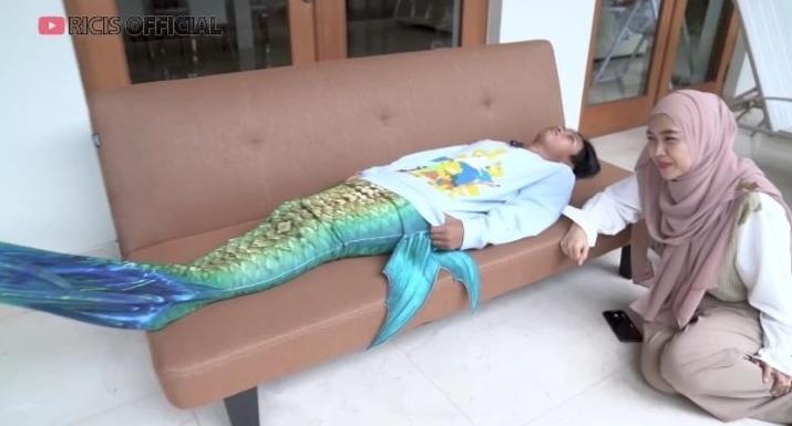 Fajar Sadboy Jadi Mermaid. (YouTube/Ricis Official)