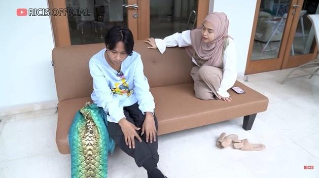 Fajar Sadboy Jadi Mermaid. (YouTube/Ricis Official)