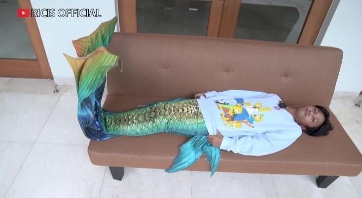 Fajar Sadboy Jadi Mermaid. (YouTube/Ricis Official)