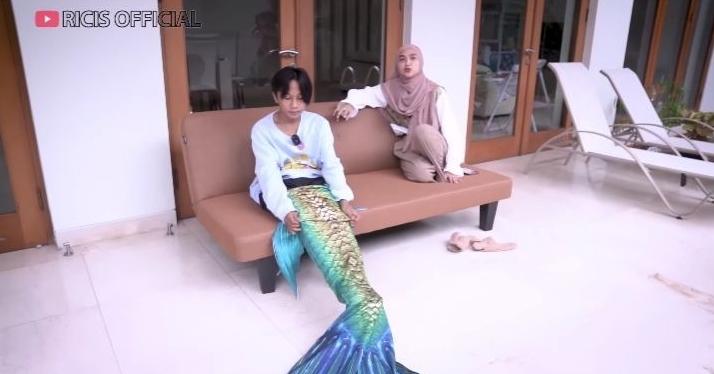 Fajar Sadboy Jadi Mermaid. (YouTube/Ricis Official)