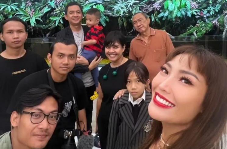Potret Keluarga Ayu Dewi Cosplay The Addams Family (Instagram/mrsayudewi, YouTube/Ayu Dewi)