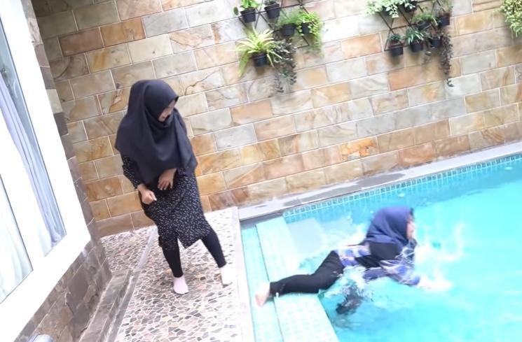Aksi Ria Ricis Tuai Hujatan (YouTube/Ricis Official)